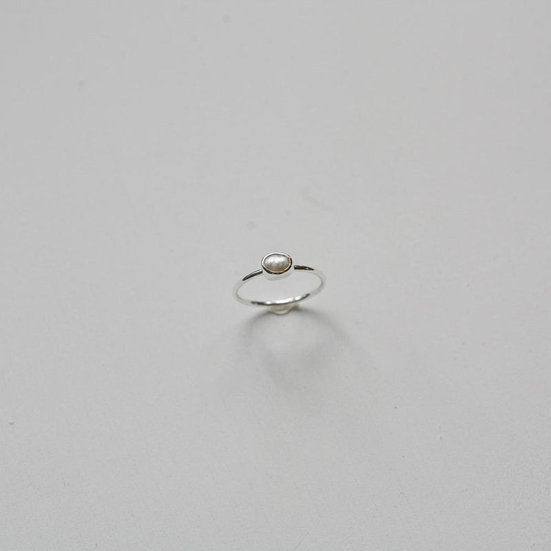 Tiny pearl ring | Côte Ouest